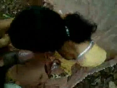 देसी सेक्सी भाभी ने जंगल में लंड चूसा और चूत चुदाई की वीडियो — screenshot 2
