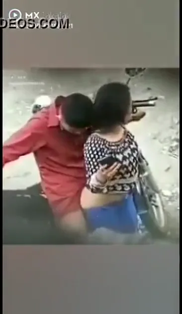 इंडियन लवर्स की आउटडोर चुदाई का वायरल एमएमएस देसी सेक्स ब्लू फिल्म वीडियो — screenshot 5