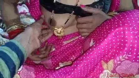 नयी साड़ी गिफ्ट देकर बीवी की जबरदस्त देसी चुदाई पति का हिंदी बीएफ — screenshot 1