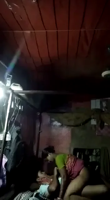 गाँव की हॉट मामी ने सूखी बुर में लंड डलवाकर देहाती चुदाई करवाई MMS — screenshot 5