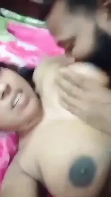 पाकिस्तानी शौहर ने जोर जोर से दबाकर बीवी के बड़े दूध चूसे पाकिस्तानी बीएफ वीडियो — screenshot 1