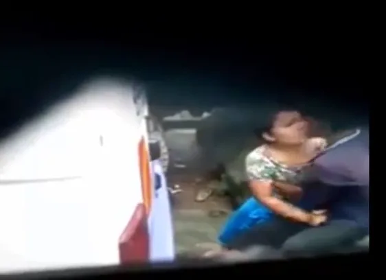लवर्स ने वैन की आड़ में देसी चूत चुदाई की गांव वाली MMS हिंदी बीएफ वीडियो — screenshot 2
