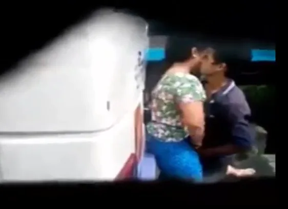 लवर्स ने वैन की आड़ में देसी चूत चुदाई की गांव वाली MMS हिंदी बीएफ वीडियो — screenshot 3