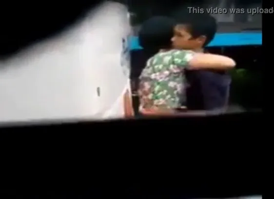 लवर्स ने वैन की आड़ में देसी चूत चुदाई की गांव वाली MMS हिंदी बीएफ वीडियो — screenshot 4