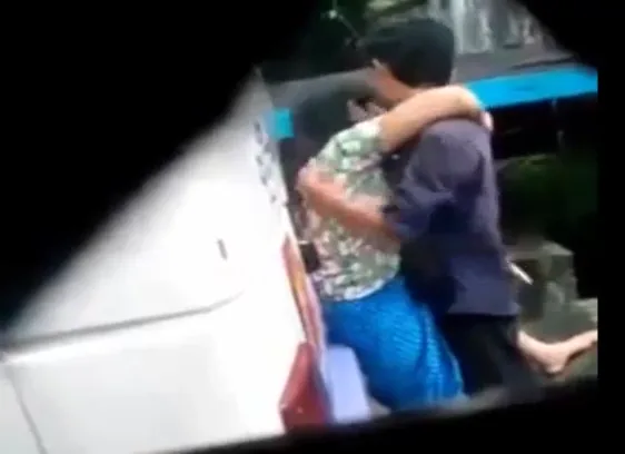 लवर्स ने वैन की आड़ में देसी चूत चुदाई की गांव वाली MMS हिंदी बीएफ वीडियो — screenshot 6
