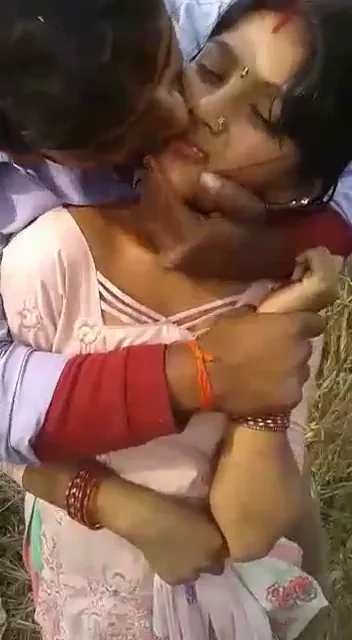 गन्ने के खेत में रंडी को दो दोस्त मिलकर जोरदार चोदते देसी चुदाई वीडियो