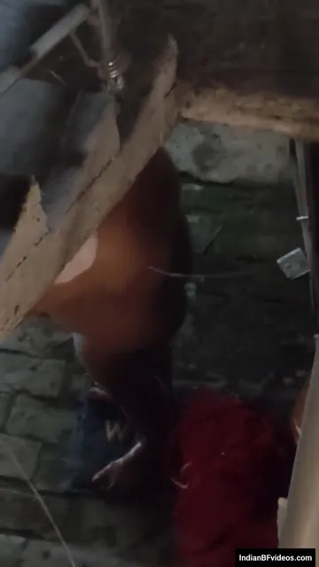 सीढियों के नीचे नंगी नहाती बड़े बूब्स वाली आंटी को चुपके से देखा — screenshot 1