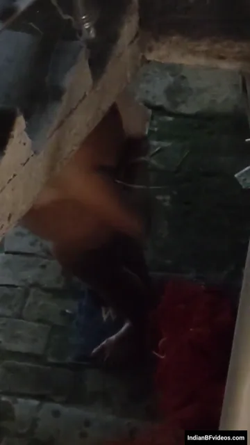सीढियों के नीचे नंगी नहाती बड़े बूब्स वाली आंटी को चुपके से देखा — screenshot 2