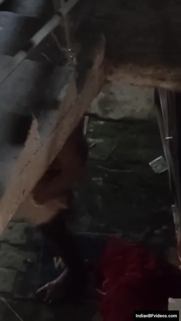सीढियों के नीचे नंगी नहाती बड़े बूब्स वाली आंटी को चुपके से देखा — screenshot 3