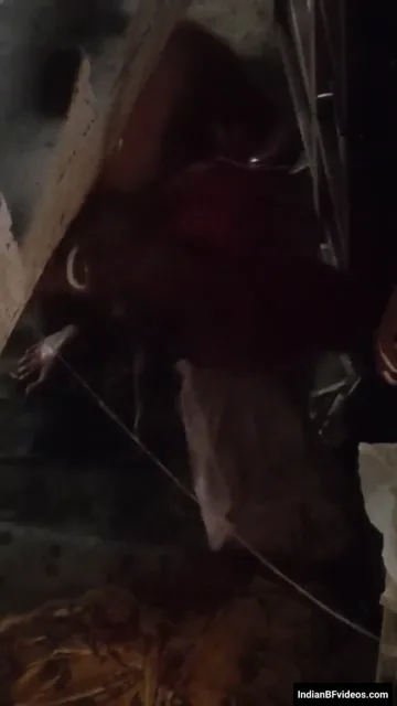 सीढियों के नीचे नंगी नहाती बड़े बूब्स वाली आंटी को चुपके से देखा — screenshot 4