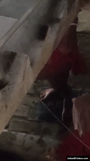 सीढियों के नीचे नंगी नहाती बड़े बूब्स वाली आंटी को चुपके से देखा — screenshot 5