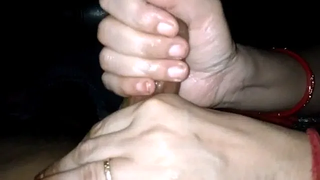 भाभी ने लंड की तेल मालिश करके चूत चुदाई करवाई हिंदी बीएफ वीडियो — screenshot 7