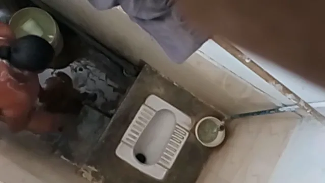 पड़ोस वाली चाची को नंगी नहाते हुए चुपके से फिल्माया देसी आंटी सेक्स MMS वीडियो