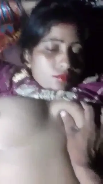 लोकल बिहारी आंटी की चूची दबाकर जोरदार चोदने का देसी सेक्स वीडियो — screenshot 3