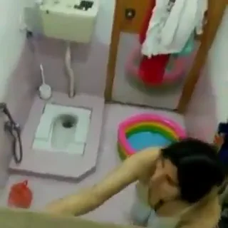 हॉट इंडियन मॉम ने बाथरूम में उतारे कपड़े