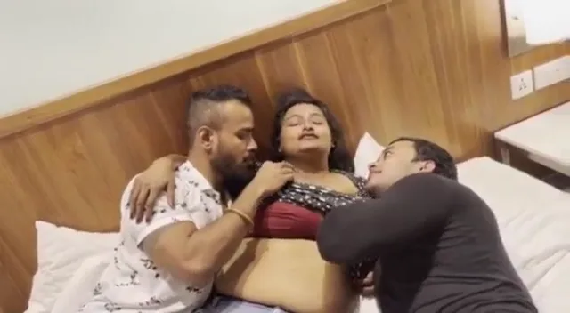 पति और छपरी दोस्त दोनों को चूचे चुसाती हुई बीवी की देसी चुदाई एमएमएस वीडियो — screenshot 2