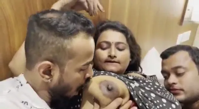 पति और छपरी दोस्त दोनों को चूचे चुसाती हुई बीवी की देसी चुदाई एमएमएस वीडियो — screenshot 4