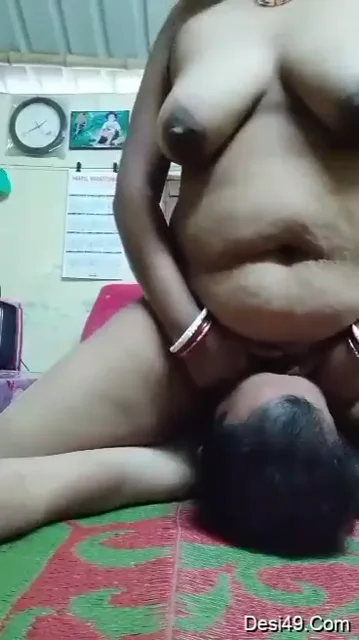 देवर के मुंह पर बैठकर भाभी ने अपनी चूत खिलाई देसी भाभी सेक्स वीडियो — screenshot 2