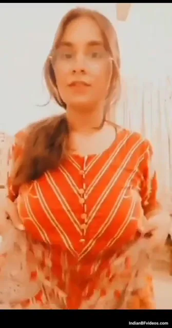 सेक्सी बूब्स वाली पाकिस्तानी कॉलेज गर्ल की देसी चूत चुदाई ब्लू फिल्म — screenshot 3