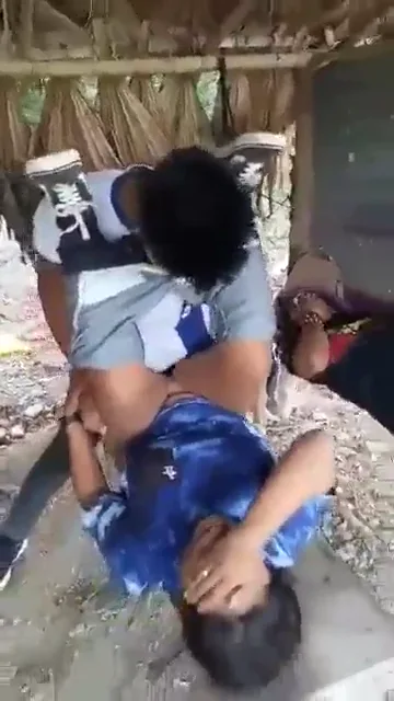 आसामी लवर्स की झोपड़ी में देसी सेक्स और देहाती चुदाई का मस्त हिंदी बीएफ वीडियो — screenshot 1