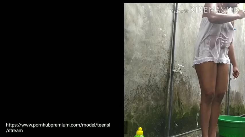 खुले बाथरूम में नहाते वक्त बीवी ने दिया पति को ब्लोजॉब वीडियो