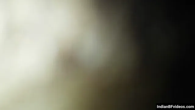 गर्लफ्रैंड की जीन्स खिसकाकर चूत चोदने का देहाती चुदाई MMS वीडियो — screenshot 2