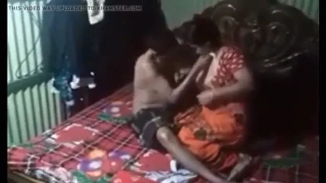 चुदक्कड़ बीवी पति के लंड पर सवार होकर देसी चुदाई करती हुई वीडियो — screenshot 1