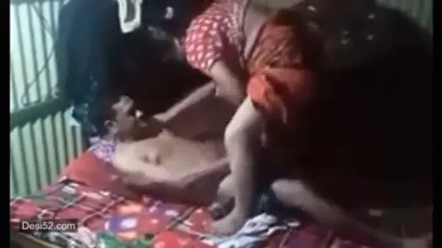 चुदक्कड़ बीवी पति के लंड पर सवार होकर देसी चुदाई करती हुई वीडियो — screenshot 2