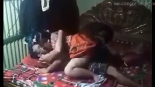 चुदक्कड़ बीवी पति के लंड पर सवार होकर देसी चुदाई करती हुई वीडियो — screenshot 3