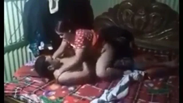 चुदक्कड़ बीवी पति के लंड पर सवार होकर देसी चुदाई करती हुई वीडियो — screenshot 6