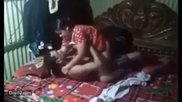 चुदक्कड़ बीवी पति के लंड पर सवार होकर देसी चुदाई करती हुई वीडियो — screenshot 8