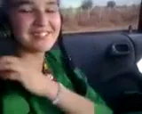 पाकिस्तानी लड़की के बूब्स आशिक ने कार में दबाकर चूसा देसी MMS — screenshot 2