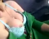 पाकिस्तानी लड़की के बूब्स आशिक ने कार में दबाकर चूसा देसी MMS — screenshot 3