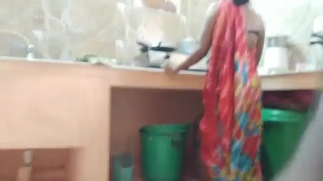 शादीशुदा कजिन बहन को किचन में घोड़ी बनाकर जोरदार देसी चुदाई हिंदी बीएफ वीडियो — screenshot 2