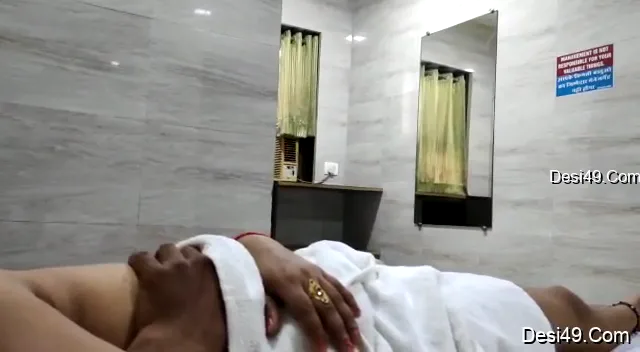 होटल में बीवी की काली गुलाबी चूत पति ने खोलकर देखी हिंदी सेक्स वीडियो — screenshot 3