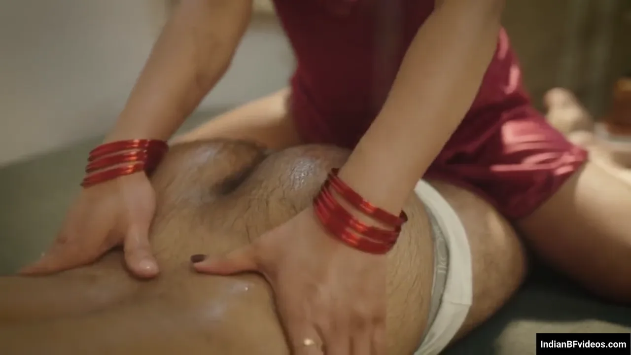 बेडरूम में सेक्सी भाभी रश्मी ने कस्टमर को मसाज देकर हार्ड चुदाई की देसी हिंदी बीएफ MMS