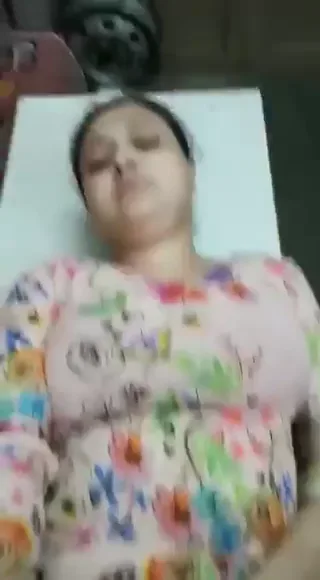 दोस्त की बीवी को चोदता आदमी बोला जल्दी निकलवा दोगी मेरा लंड वीडियो — screenshot 1