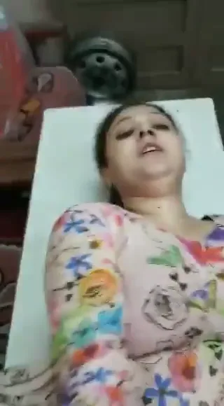 दोस्त की बीवी को चोदता आदमी बोला जल्दी निकलवा दोगी मेरा लंड वीडियो — screenshot 4
