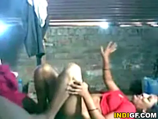 पति के पीठ पीछे पड़ोसी को बुलाकर चुदती महाराष्ट्रीयन भाभी की देसी चुदाई — screenshot 2