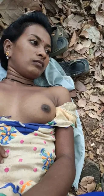 जंगल में कामवाली भाभी की मोटी गांड पर लंड मारते देसी सेक्स वीडियो — screenshot 4