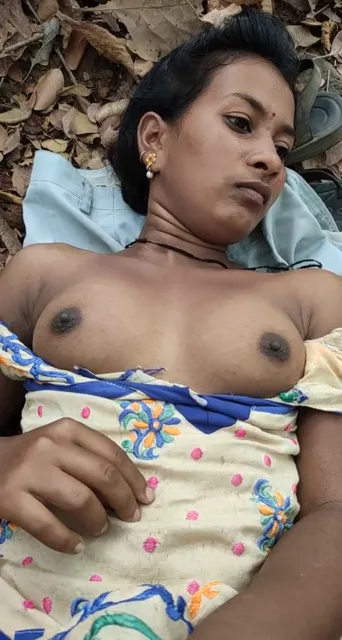 जंगल में कामवाली भाभी की मोटी गांड पर लंड मारते देसी सेक्स वीडियो — screenshot 5