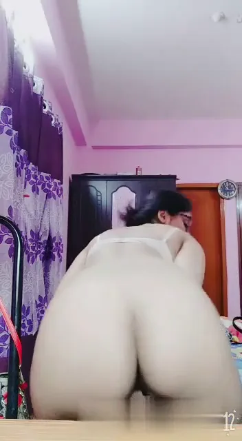 बड़े चूतड़ों पर तेज चांटे मारती क्यूटी की गांड चुदाई वीडियो — screenshot 2