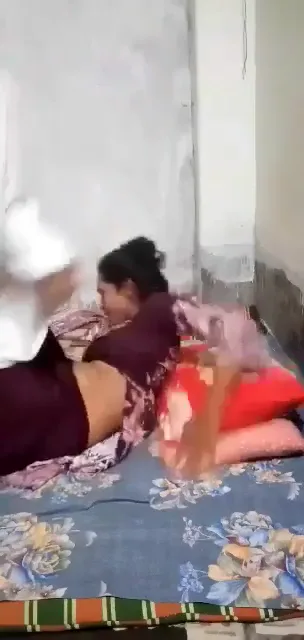 रोमांस में कपड़े उतारकर लवर्स की नंगी चूत चुदाई MMS देसी सेक्स ब्लू फिल्म हिंदी बीएफ — screenshot 2