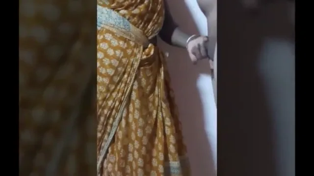 मद्रासी कामवाली आंटी ने बॉस के लंड को हिलाया और चूसा सेक्स वीडियो — screenshot 8