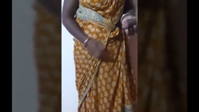 मद्रासी कामवाली आंटी ने बॉस के लंड को हिलाया और चूसा सेक्स वीडियो — screenshot 9