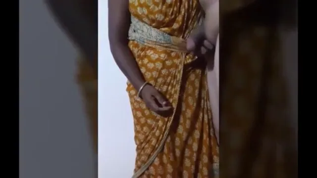 मद्रासी कामवाली आंटी ने बॉस के लंड को हिलाया और चूसा सेक्स वीडियो — screenshot 10