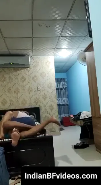 ब्रा पैंटी पहनी कॉलगर्ल के साथ देसी आदमी ने रोमांस करके चुदाई की बीएफ वीडियो — screenshot 3
