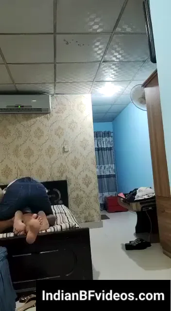 ब्रा पैंटी पहनी कॉलगर्ल के साथ देसी आदमी ने रोमांस करके चुदाई की बीएफ वीडियो — screenshot 5