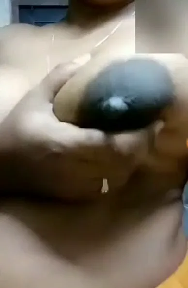 जवान लड़के के लिए बड़े निपल्स वाली आंटी ने गन्दी सेल्फ बनाई वीडियो — screenshot 3