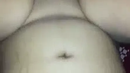 चाचा की बेटी को बिस्तर पर नंगा लिटाकर जोर से चोदा हिंदी बीएफ वीडियो — screenshot 2